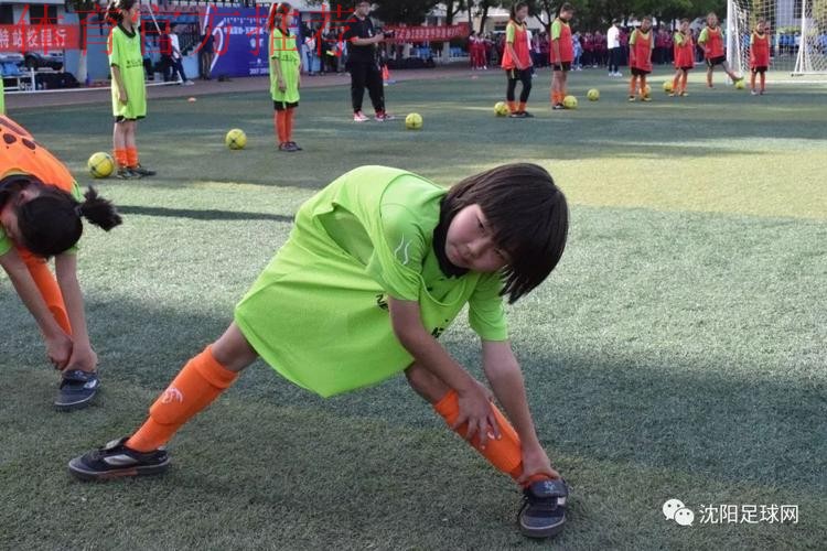 五超联赛“校园行”走进呼市蒙古族学校 欢声笑语中传递足球梦想